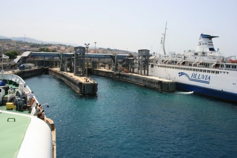 Arriving at Villa San Giovanni, the Iginia is loading on one of the other berths