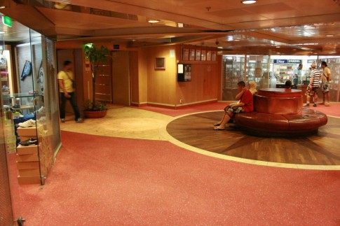 Amidships on Deck 7 is the main lobby, with information desk and boutique shops. 
