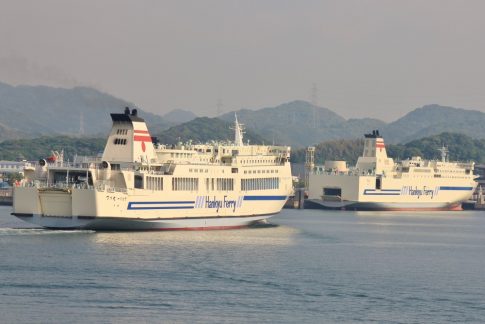 The Ferry Settsu pulls into port alongside fleetmate Yamato from the Shin Moji-Osaka (Izumiotsu) route which competes with City Line even more directly. The 'Settsu' was replaced by a new build in 2015.