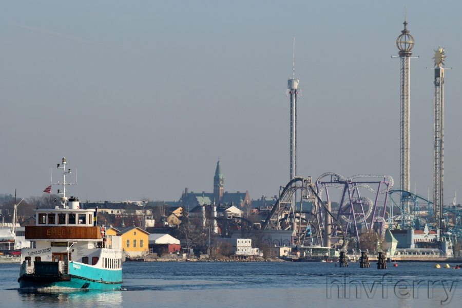 The 1931-built local Stockholm ferry Emelie approaching Nybroplan in March with Gr?na Lund in the background.