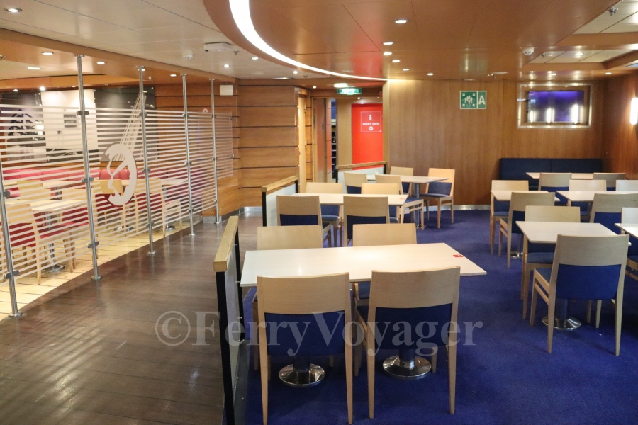 Originally, amidships on Deck 7 housed the cafeteria, à la carte restaurant and a small adjoining cocktail bar. SeaFrance stripped the area out to become an expanded self-service cafeteria, but today it is once again divided into a smaller cafeteria (to starboard) and a brasserie restaurant (centrally and to port, seen behind the glass bulkhead here)