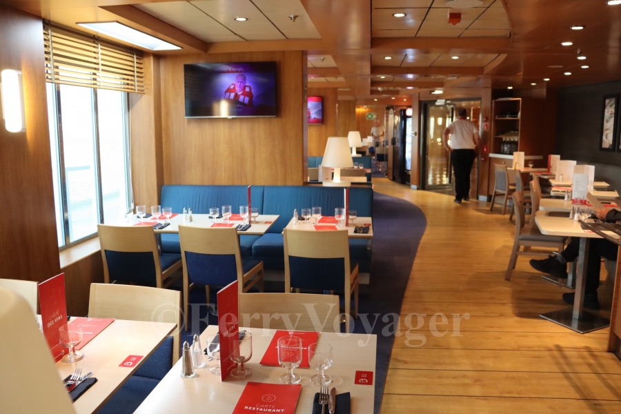 The port side seating area in the Brasserie, housed in the original location of the Flowers à la carte Restaurant.
